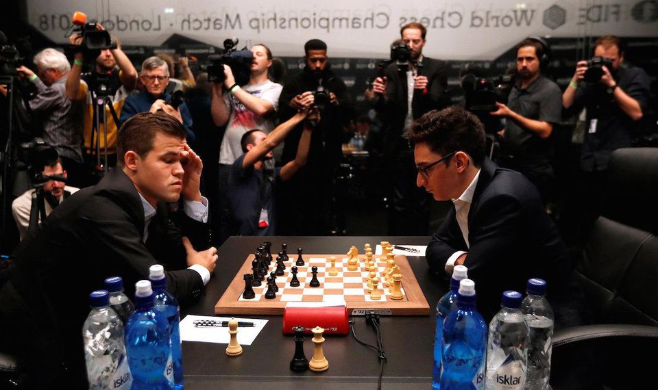 Nór Magnus Carlsen a Fabiano Caruana z USA počas zápasu v šachu o titul majstra sveta.