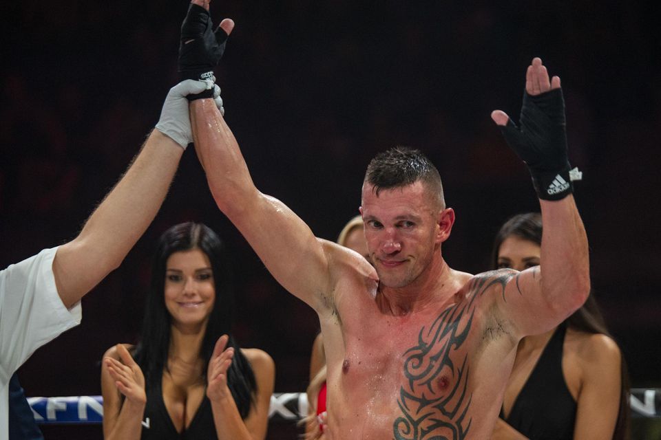 Boxer "Tomi Kid" Kovács oslavuje víťazstvo.