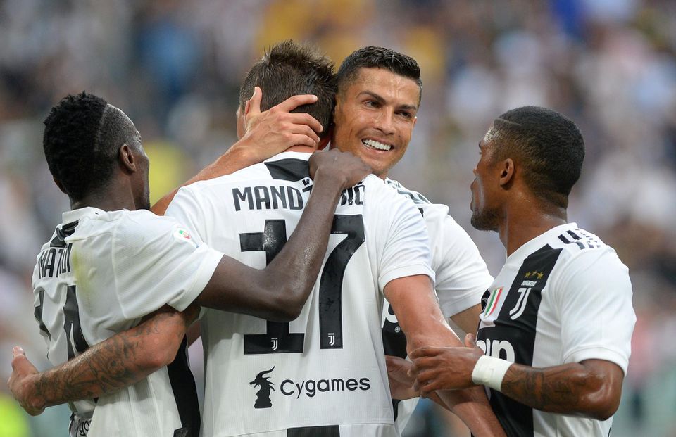 Cristiano Ronaldo oslavuje gól Maria Madžukiča