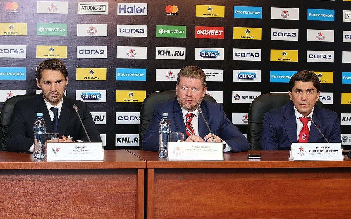 Tréner HC Slovan Vladimír Országh a tréner CSKA Moskva na pozápasovej tlačovej konferencii.