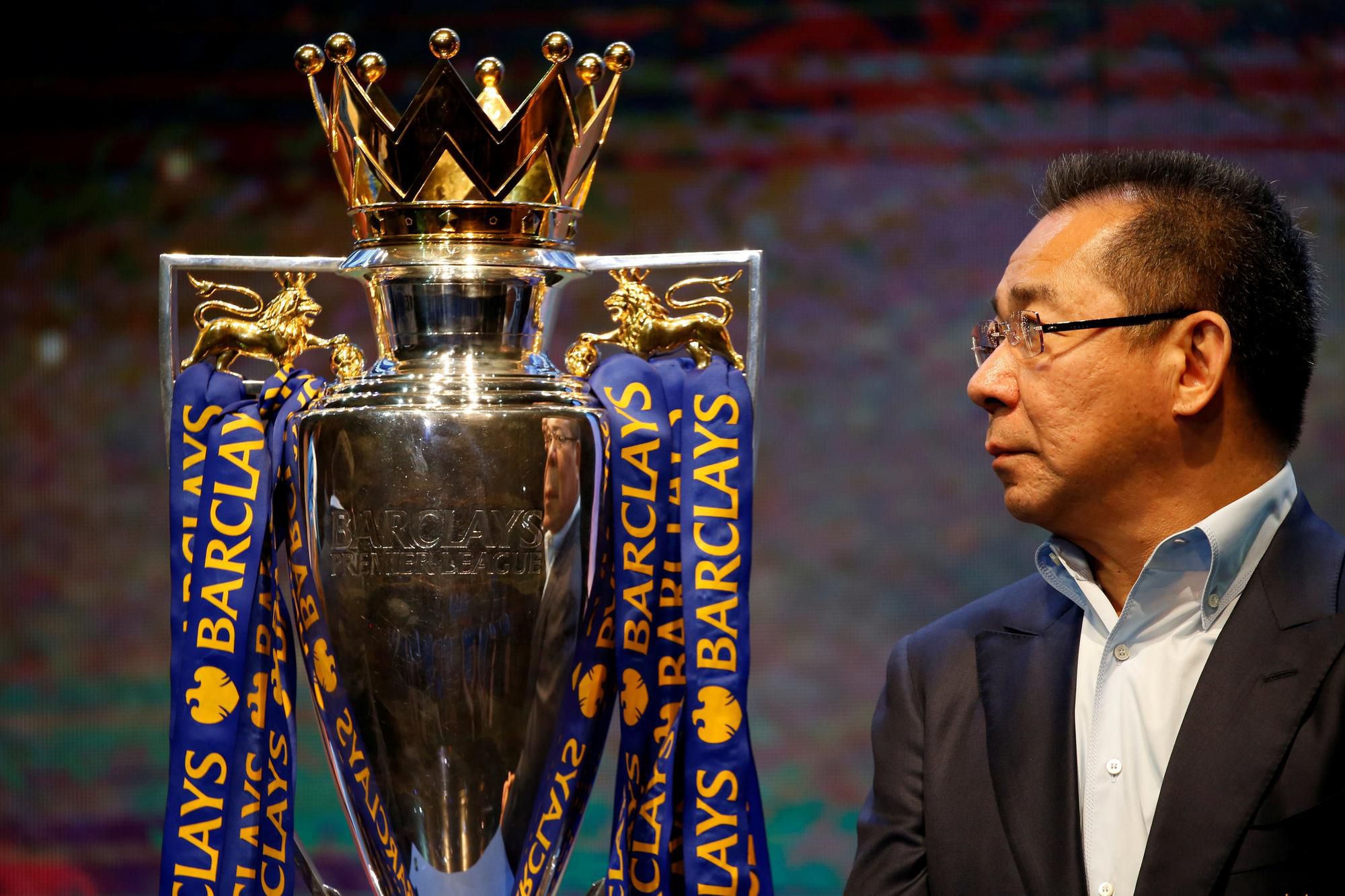 Vichai Srivaddhanaprabha s trofejou pre víťaza Premier League.