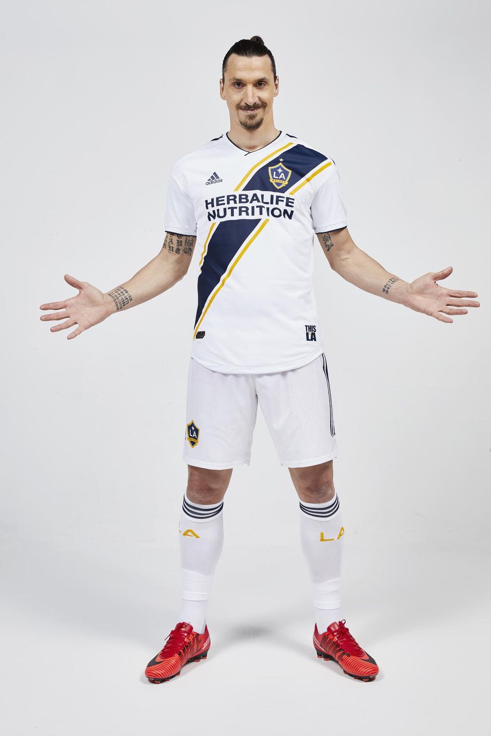 útočník Zlatan Ibrahimovič pózuje v drese LA Galaxy