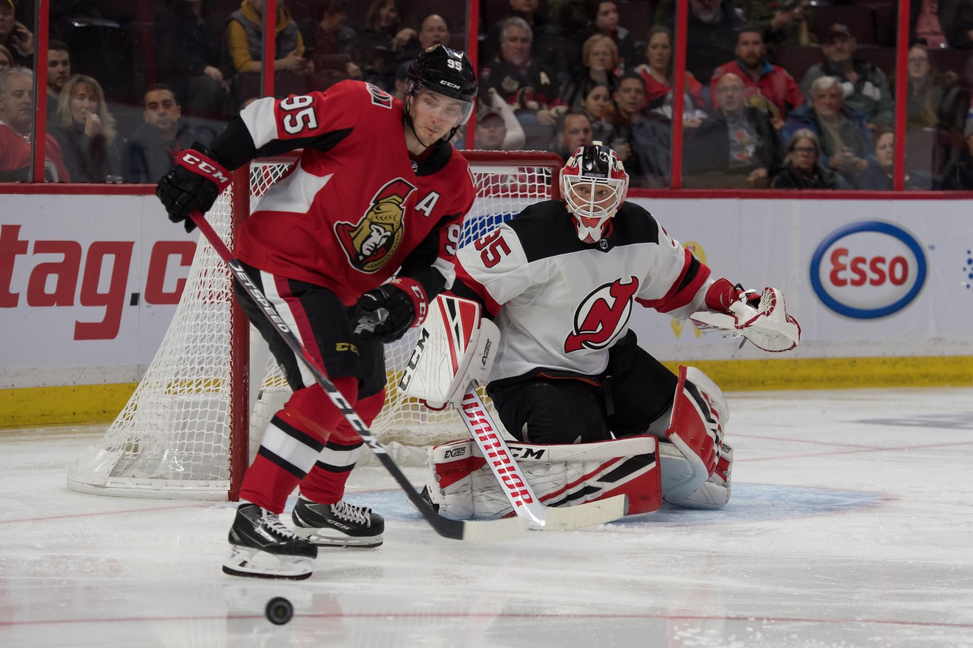 Hráč Ottawy Matt Duchene a brankár NJD Cory Schneider.