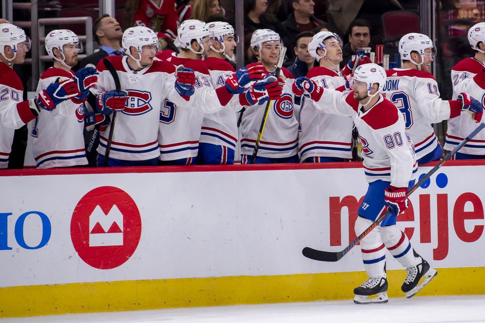 Tomáš Tatar sa teší z gólu so spoluhráčmi z Montrealu Canadiens