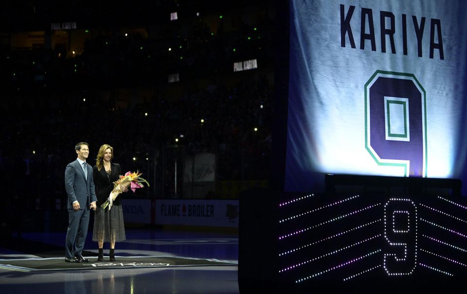 Bývalý hokejista Anaheimu Paul Kariya a jeho priateľka Valerie Dawsonová sa účastnia slávnostnej ceremónie, na ktorej vyvesili pod strop dres Kariyu pred začiatkom zápasu zámorskej hokejovej NHL Anaheim Ducks - Buffalo Sabres