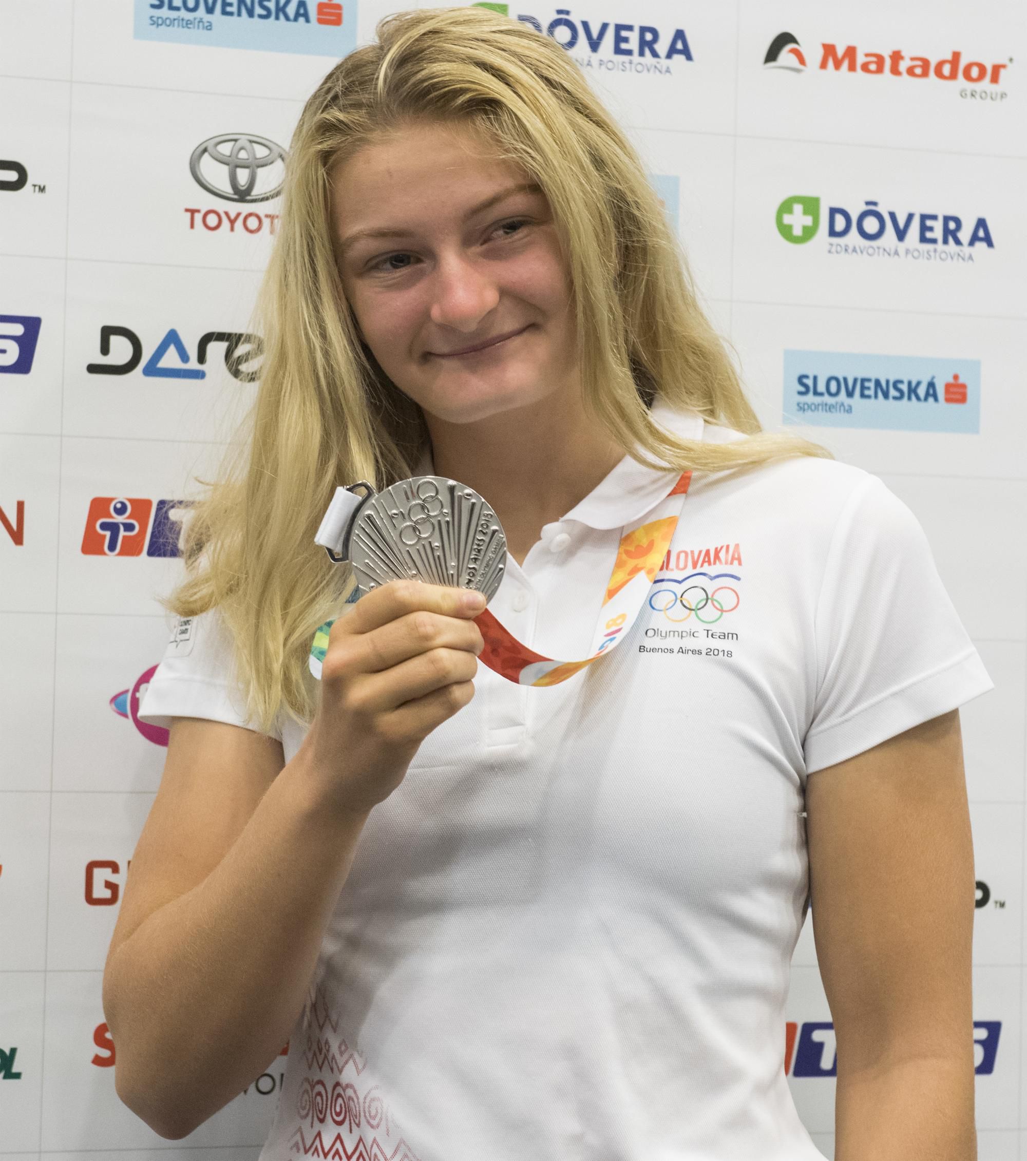 Slovenská reprezentantka v kanoistike Katarína Pecsuková pózuje s medailou.