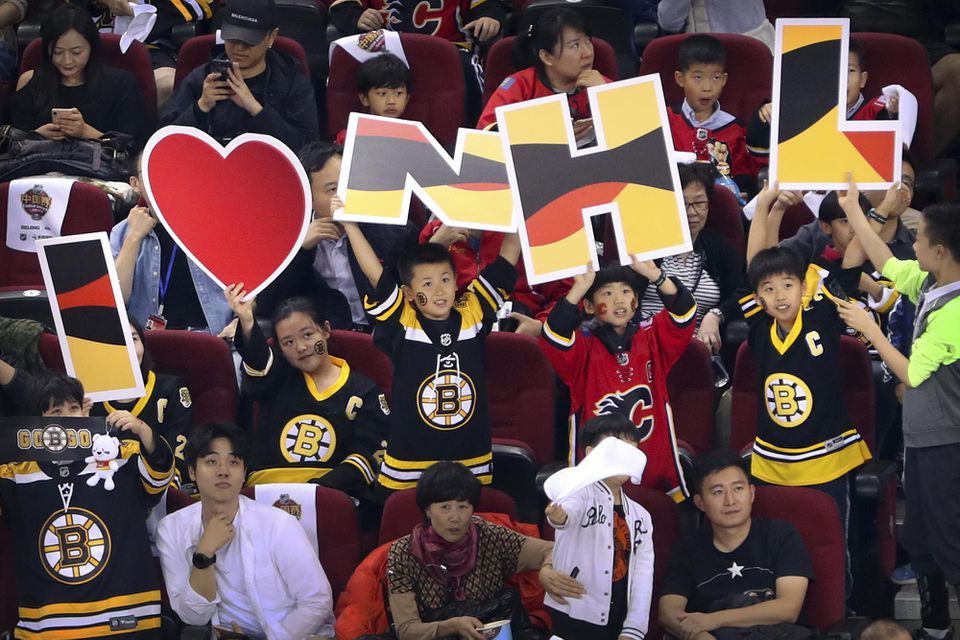 Mladí čínski hokejoví fanúšikovia.