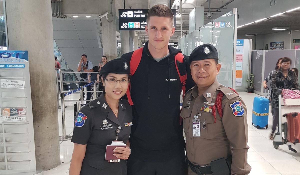 Matej Podstavek s policajným doprovodom po príchode do Thajska.