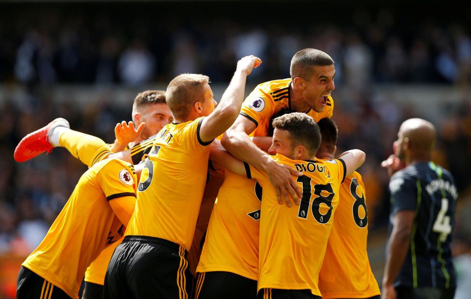 Hráči Wolverhamptonu Wanderers oslavujú strelený gól