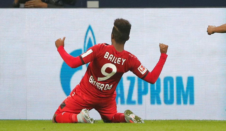 Leon Bailey oslavuje gól Bayeru Leverkusen