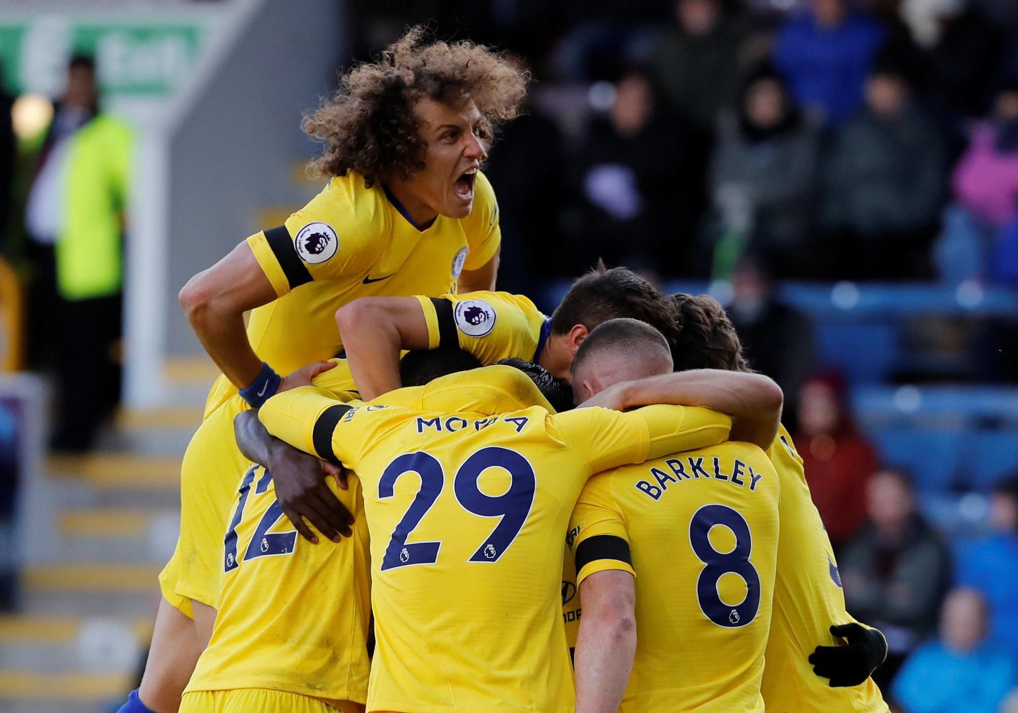 Futbalisti Chelsea oslavujú gól do siete Burnley