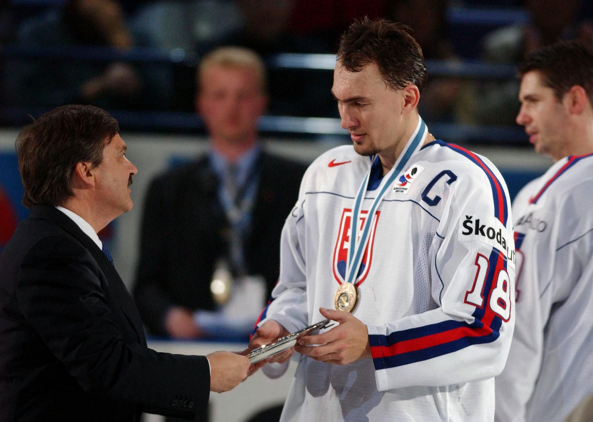 Kapitán slovenskej hokejovej reprezentácie Miroslav Šatan prijíma tanier za tretie miesto na hokejových MS od prezidenta IIHF René Fasela.