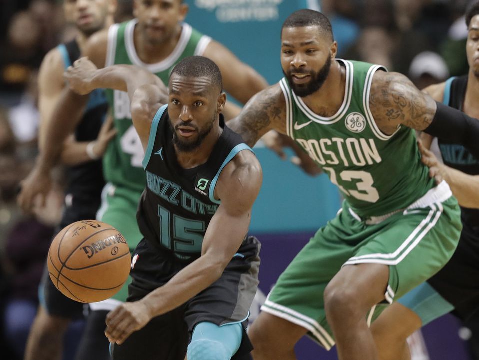 Kemba Walker v súboji s hráčom Bostonu Celtics.