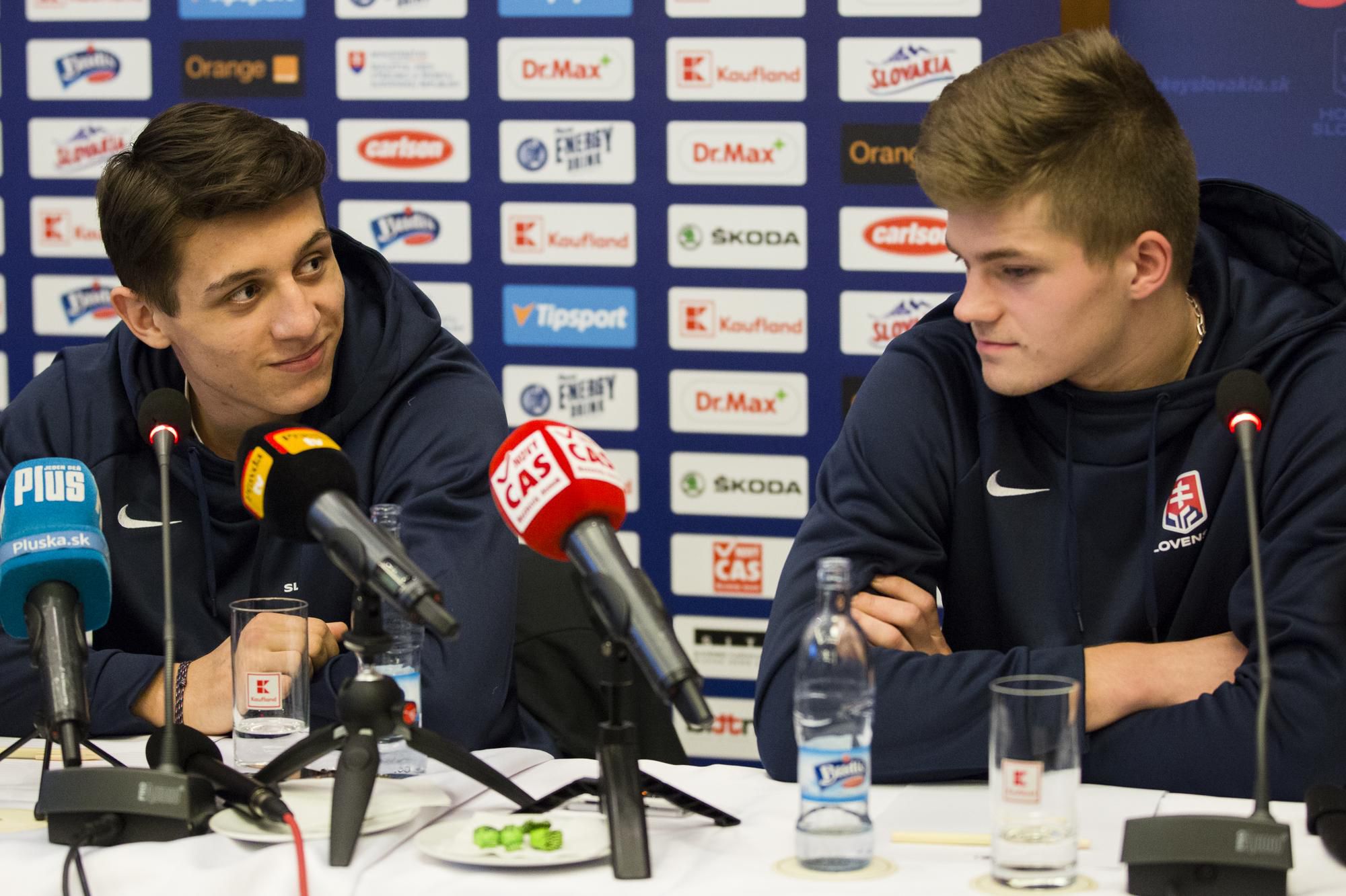 Kapitán Martin Fehérváry a obranca Marek Korenčík počas tlačovej konferencie po príchode slovenskej hokejovej reprezentácie do 20 rokov z MS v Kanade.