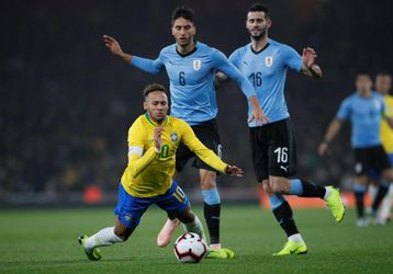 Veľmi kontroverzná penalta Brazílie, na zemi bol opäť aj Neymar