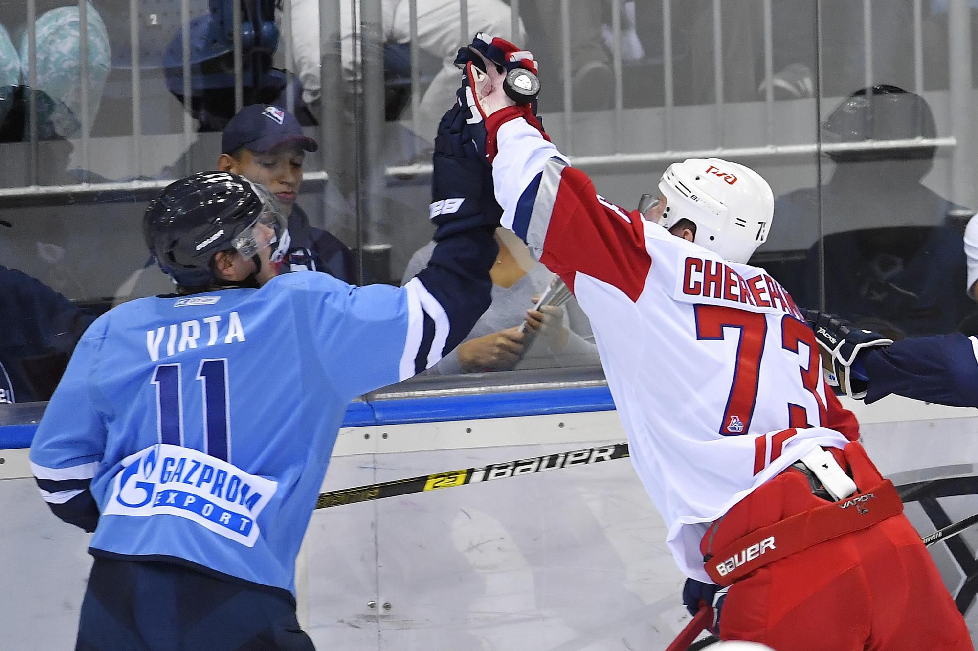 Patrik Virta (Slovan) a Nikita Čerepanov (Jaroslavľ).