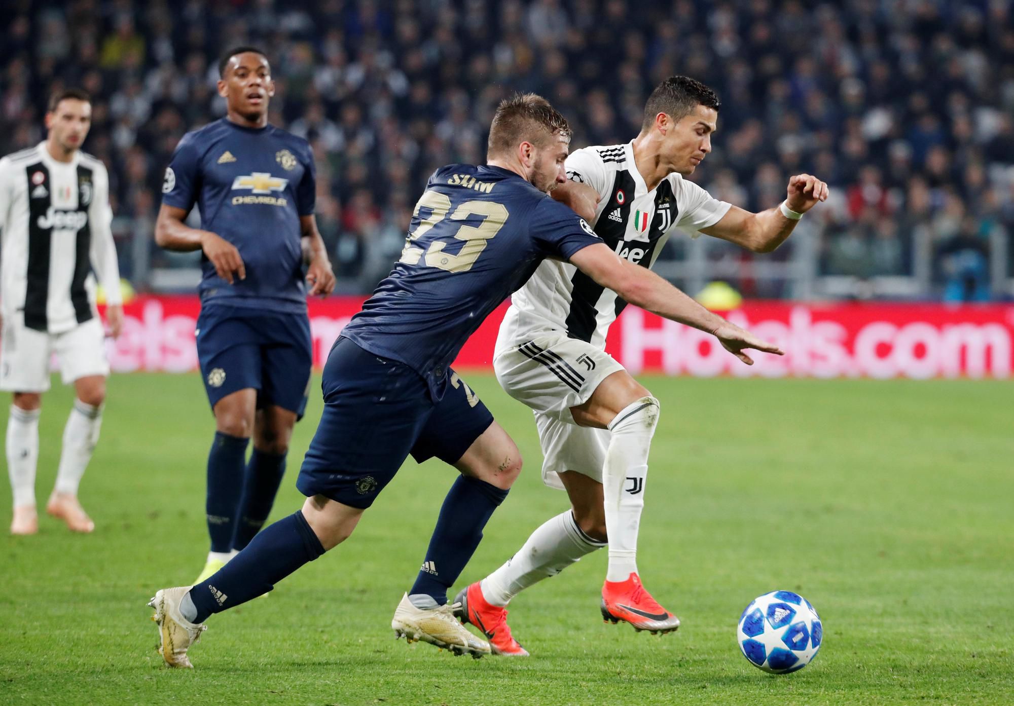 Cristiano Ronaldo v súboji s hráčom Man Utd Lukom Shawom.