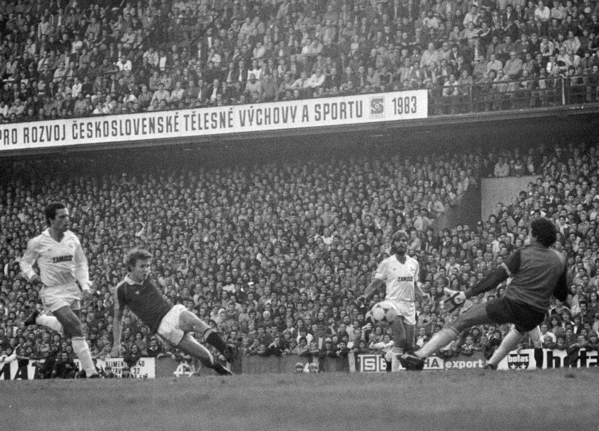 V šedých 80. rokoch potešil triumf Sparty nad Realom Madrid v Pohári UEFA. Na snímke dáva jeden z gólov Sparty slovenský kanonier Stanislav Griga.