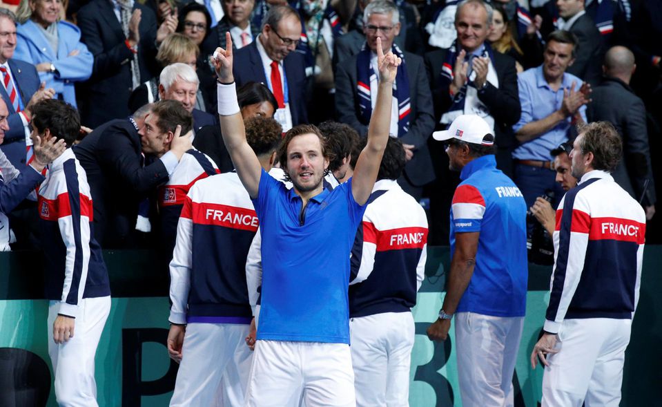 Lucas Pouille oslavuje výhru vo finále Davis Cupu.