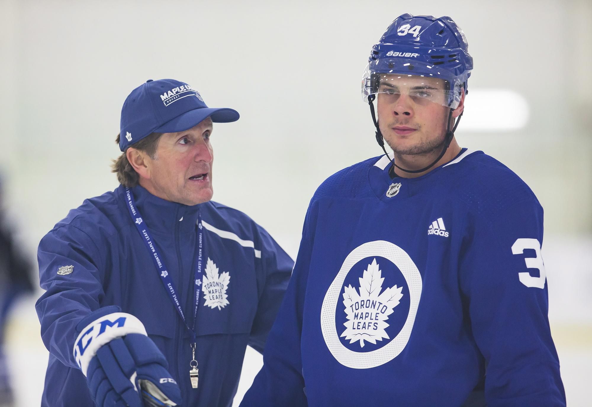 Auston Matthews a tréner Toronta Mike Babcock.