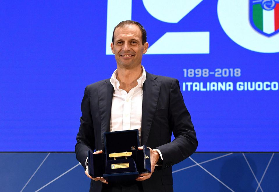 Téner Juventusu Turín Massimiliano Allegri pózuje fotografom s cenou Zlatá lavička pre najlepšieho trénera Serie A.