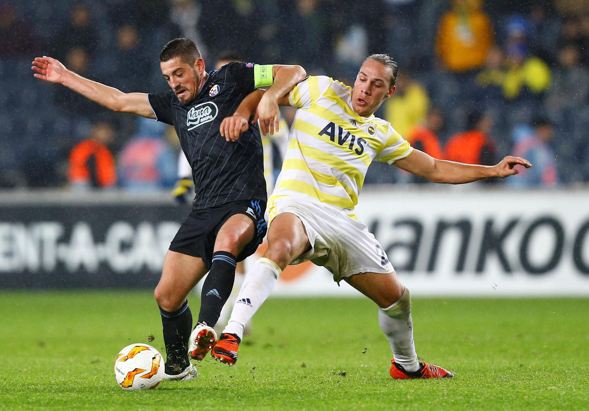 Arijan Ademi (Dinamo Záhreb) a Michael Frey (Fenerbahce Istanbul).