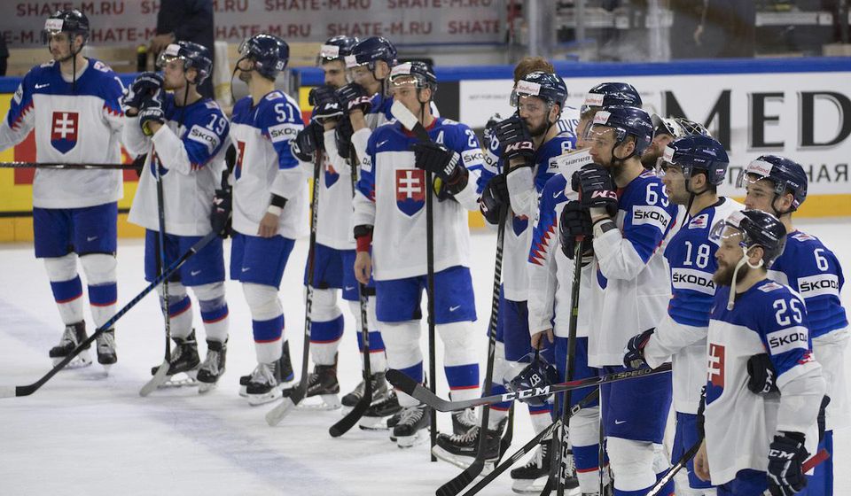 Slovenskí hokejisti po poslednom zápase na MS v hokeji 2018.