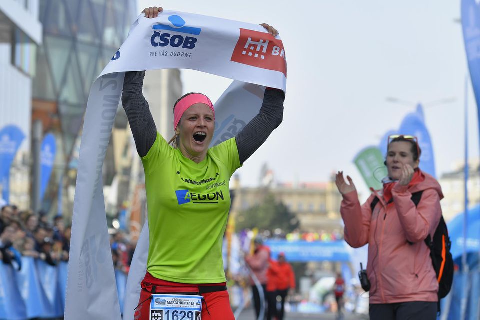 Víťazka 13. ročníka ČSOB Bratislava Marathon 2018 v kategórii žien Slovenka Kristína Néč Lapinová v cieli.