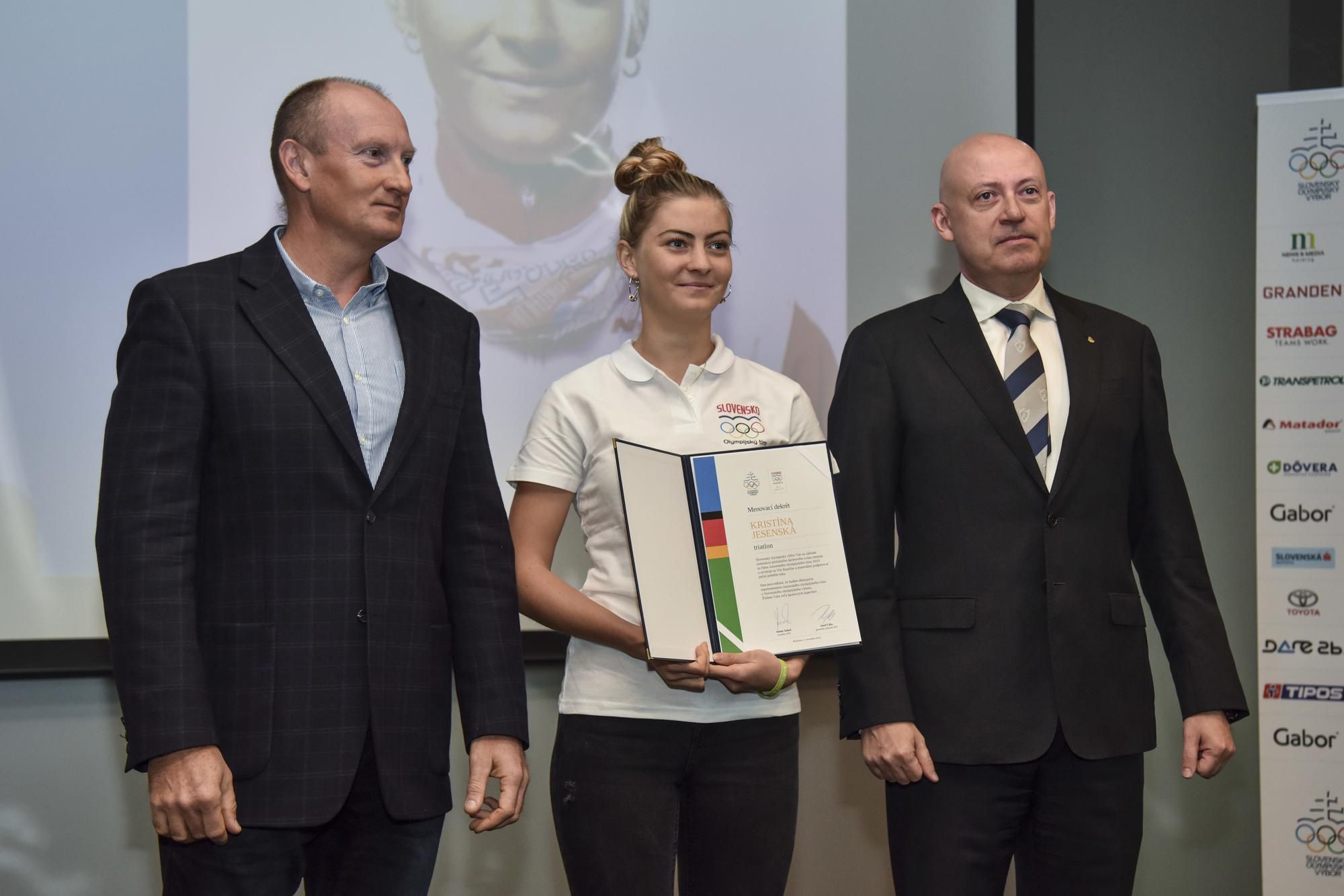 Anton Siekel, vľavo športový riaditeľ SOV Roman Buček, uprostred reprezentantka Juniorského olympijského tímu v triatlone Kristína Jesenská.