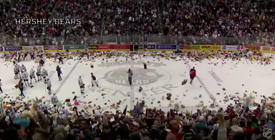 Fanúšikovia Hershey zahádzali ľadovú plochu 34 798 plyšákmi a vytvorili svetový rekord