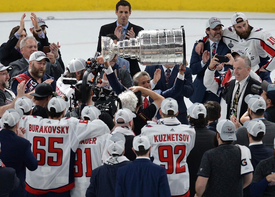Hráči Washingtonu Capitals oslavujú zisk Stanleyho pohára.
