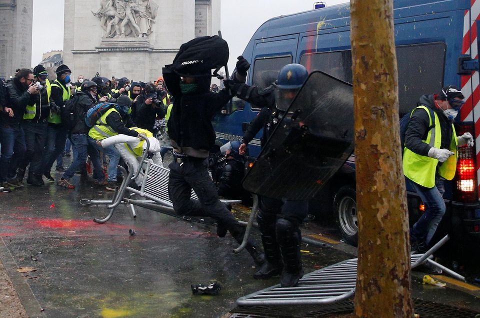 Násilné strety policajtov s demonštrantmi na Elyzejských poliach v Paríži – 1. decembra 2018