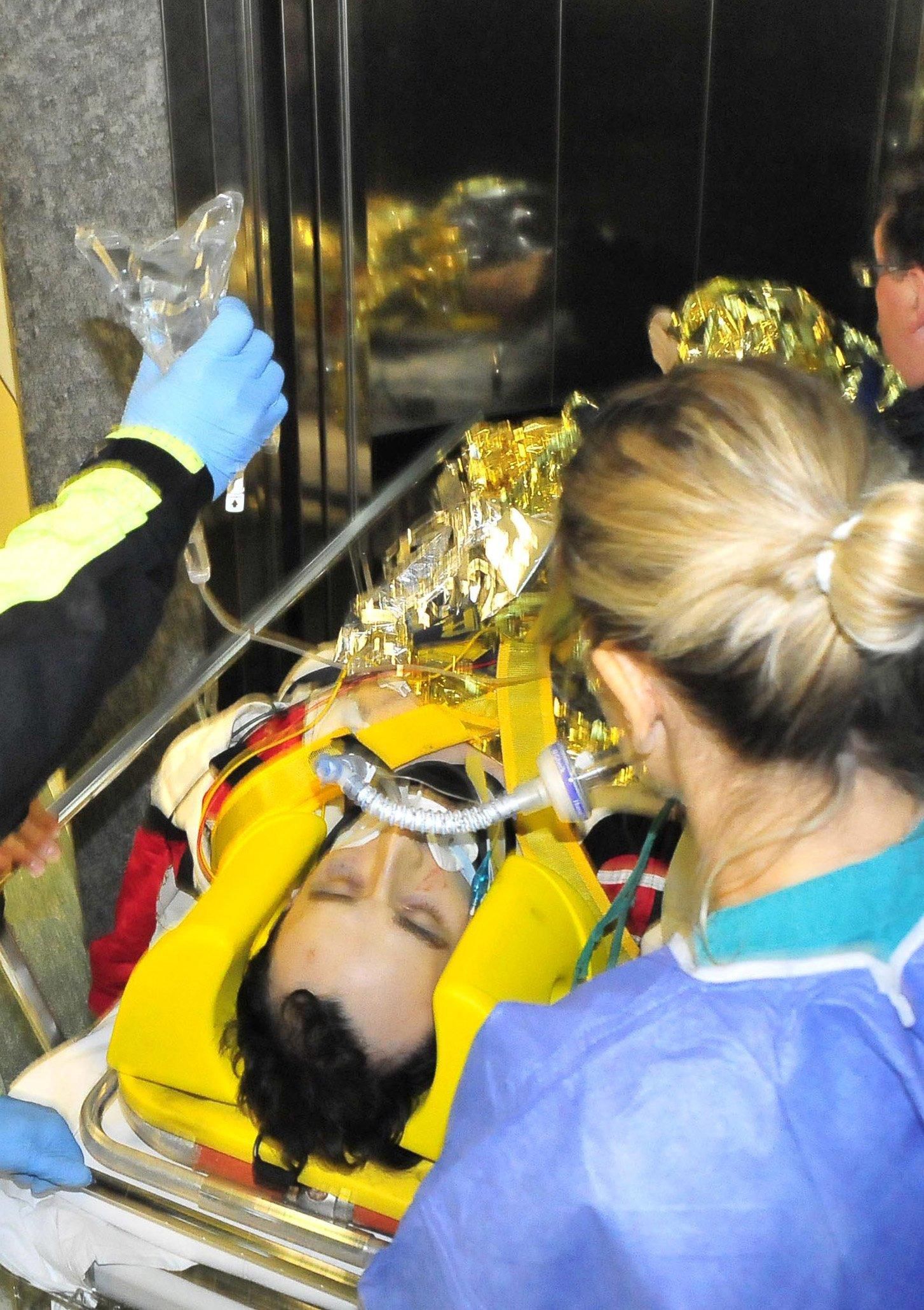 zraneného Roberta Kubicu nesú na nosidlách počas prevozu do nemocnice v talianskom meste Pietra Ligure