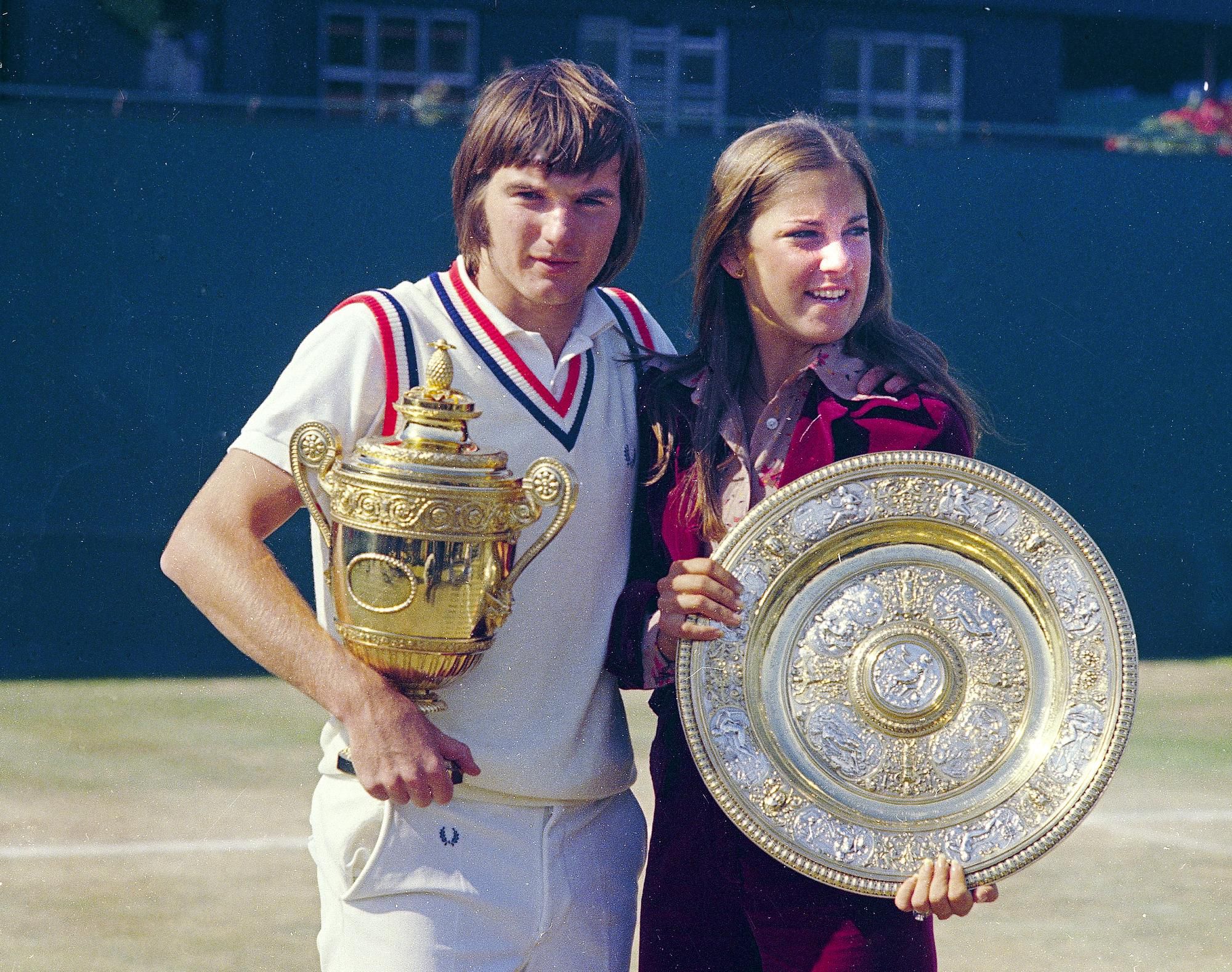 Chris Evertová a Jimmy Connors s trofejami za víťazstvo na WImbledone 1974