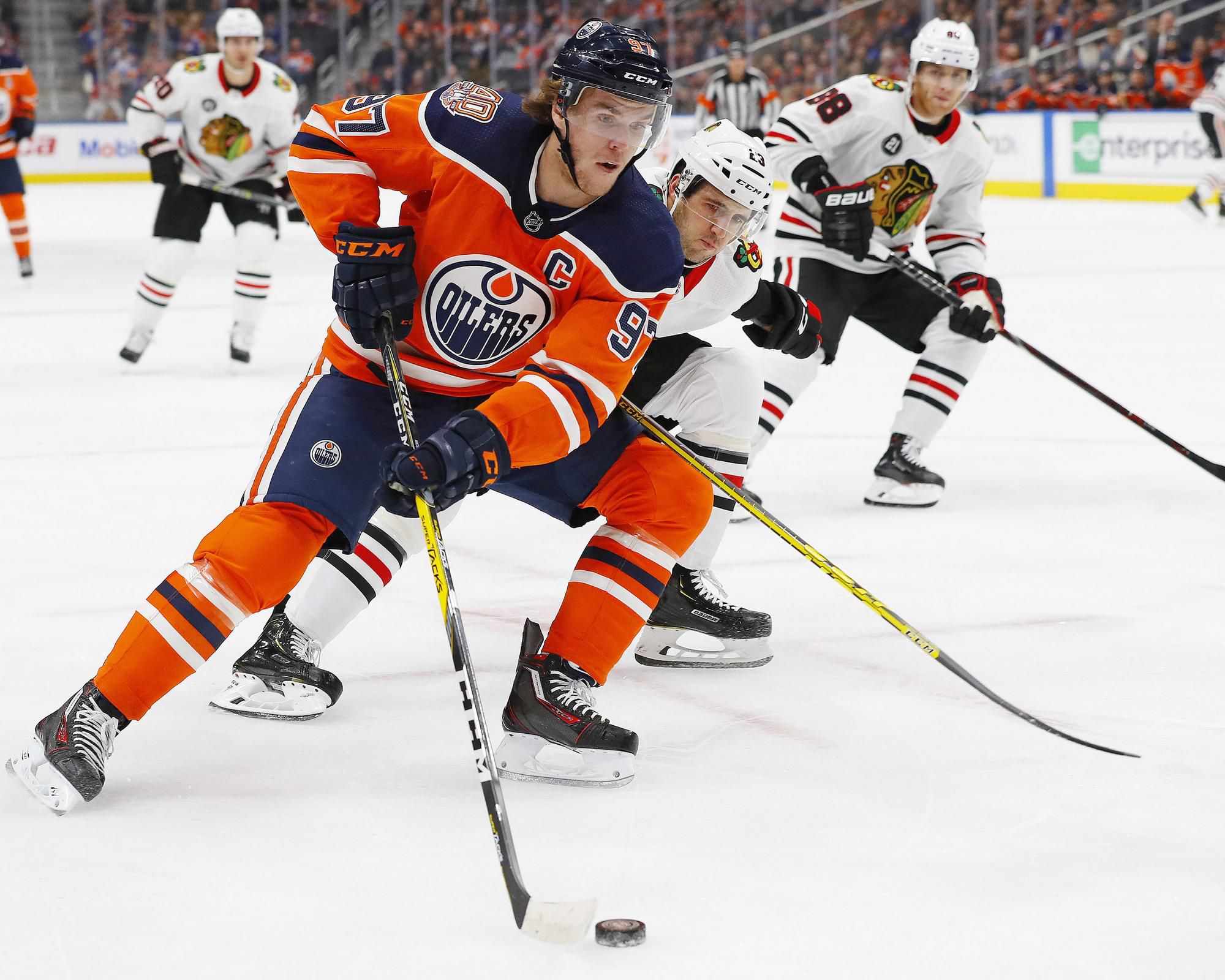 Connor McDavid v súboji s hráčom Chicaga.