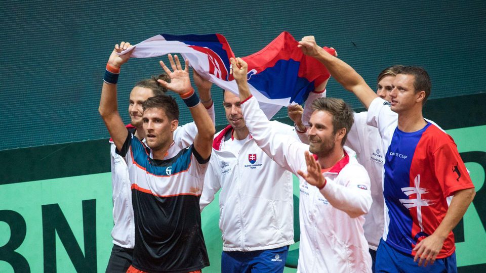 Slovenský tenista Martin Kližan (v popredí vľavo) sa raduje z výhry v zápase dvojhry 2. kola play-off Davisovho pohára (DP) tenisových reprezentačných družstiev mužov o zotrvanie v I. skupine euroafrickej zóny medzi Slovensko - Bielorusko.