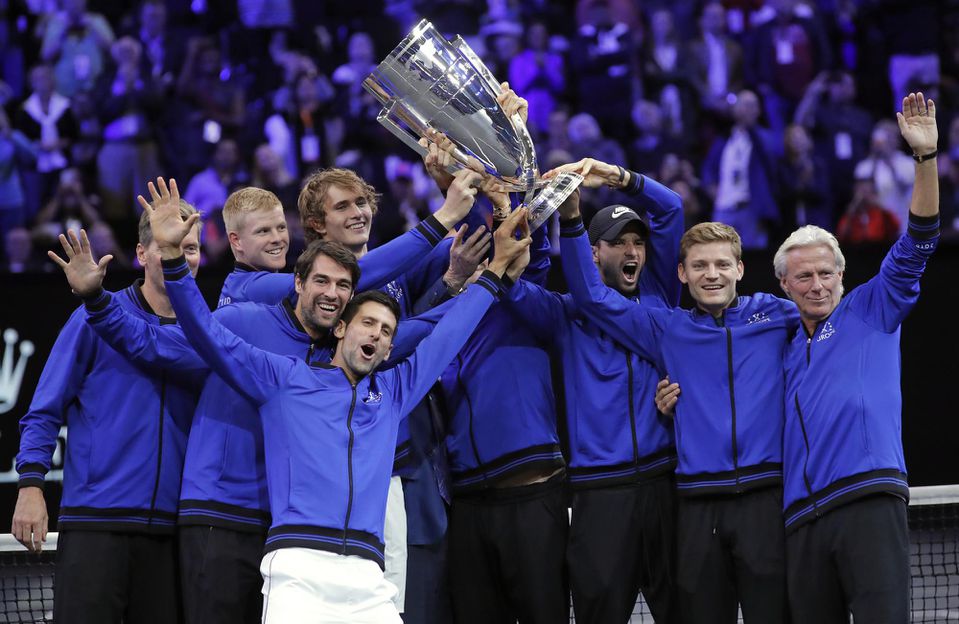 Tenisti z výberu Európy pózujú s trofejou po triumfe na druhom ročníku Lavera Cupu v Chicagu.