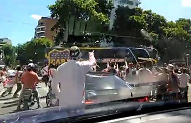 Autobus tímu Boca Juniors napadli fanúšikovia súpera, šiesti hráči sú zranení