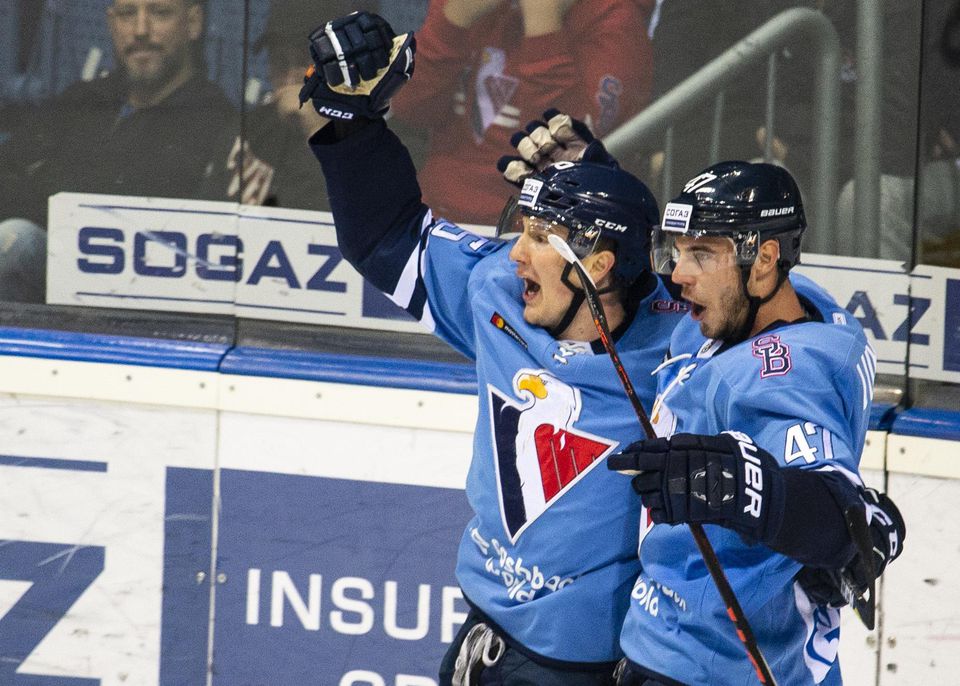 Hráči HC Slovan Bratislava vľavo Rudolf Červený a vpravo Mário Lunter oslavujú gól.