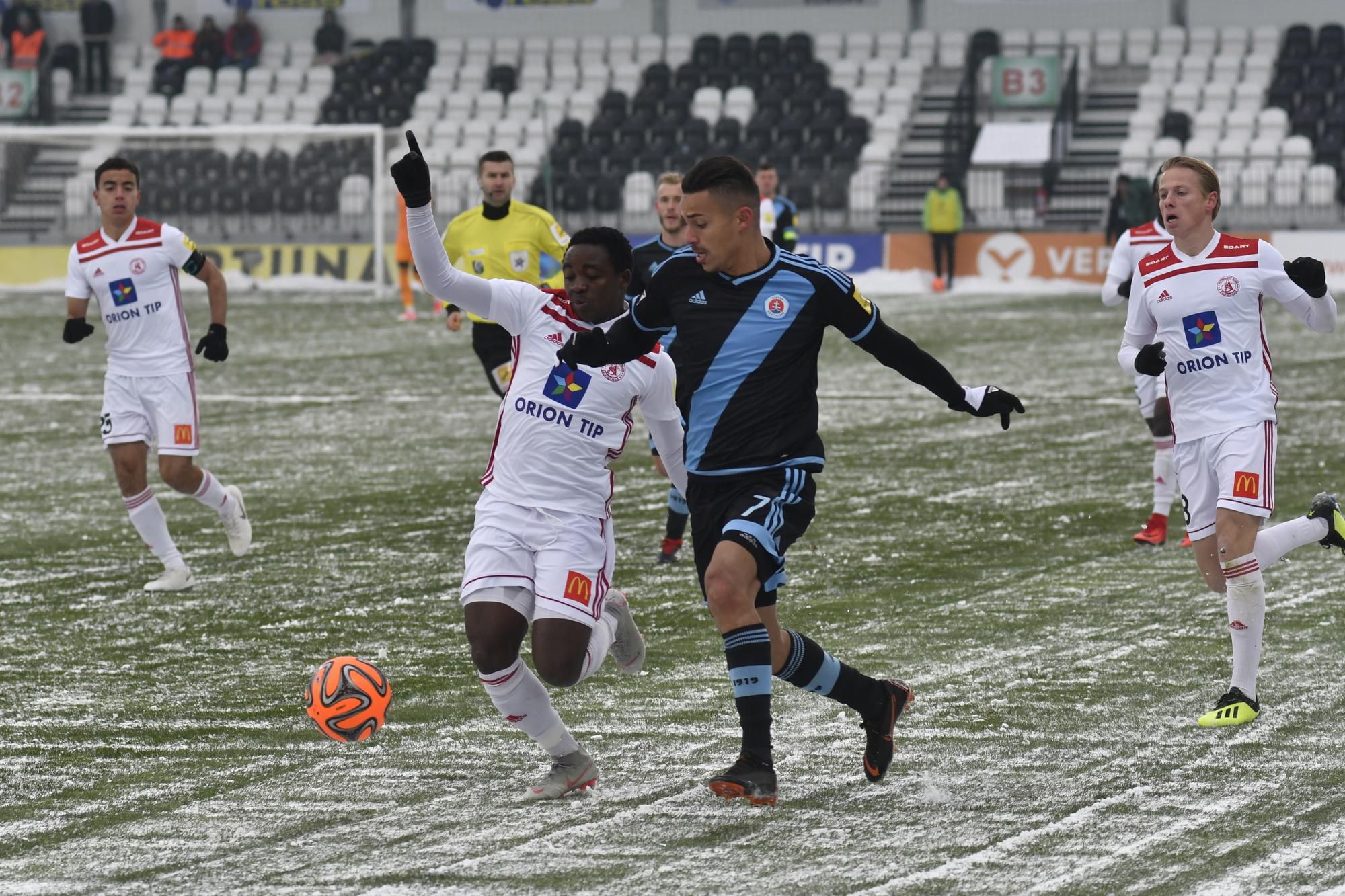 Reuben Yem (AS Trenčín) a vpravo Mohammed Rharsalla Kadfi (ŠK Slovan Bratislava).