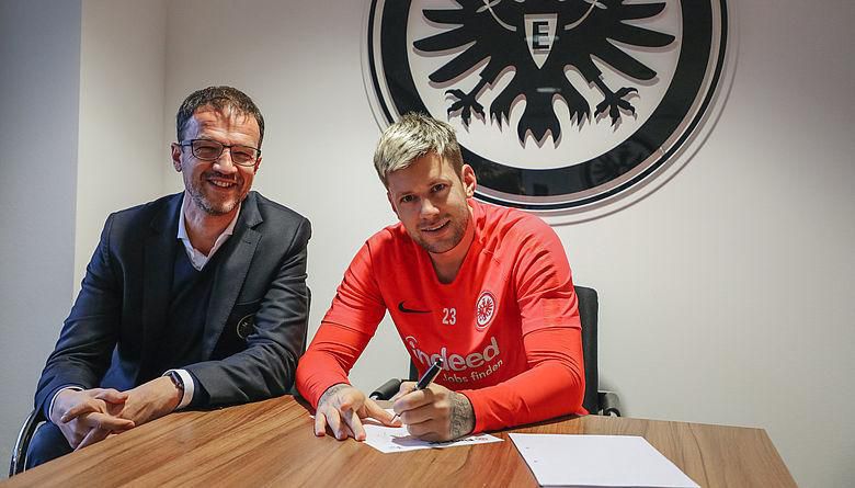 Nemecký futbalový obranca Marco Russ predĺžil kontrakt s bundesligovým tímom Eintracht Frankfurt do roku 2020.