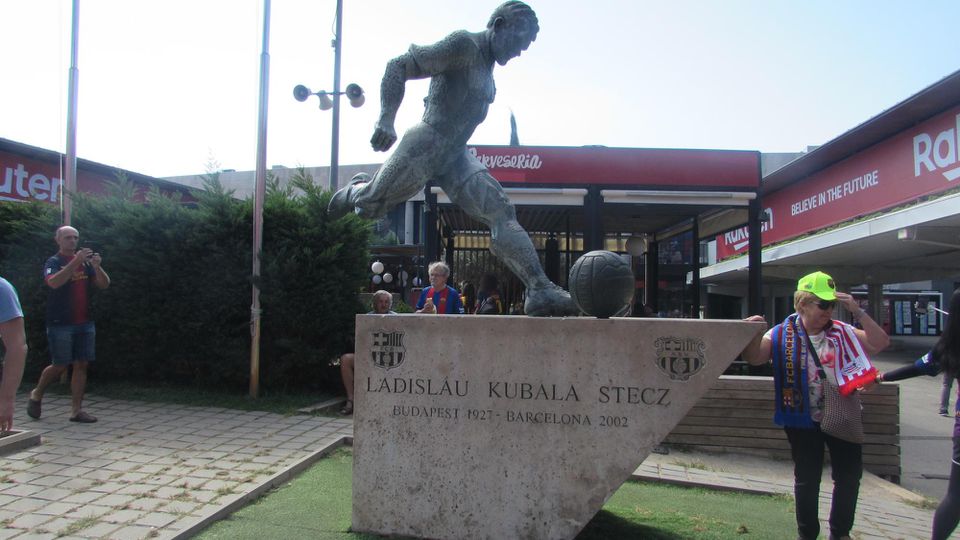 socha Ladislava Kubalu na Camp Nou