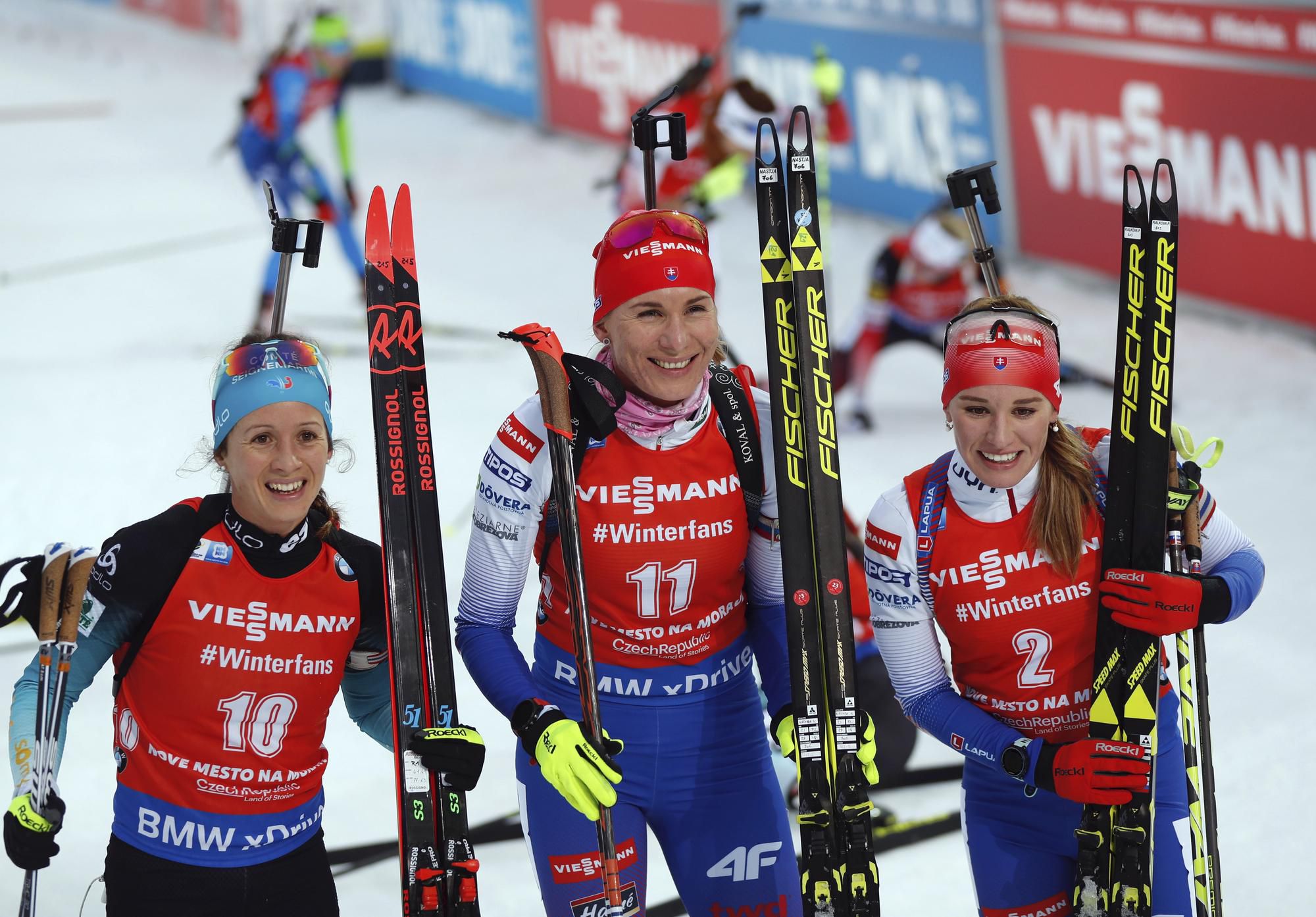 Slovenské  biatlonistky Anastasia Kuzminová (v strede) a Paulína Fialková (vpravo) s Francúzskou Anais Chevalieroviu (vľavo).