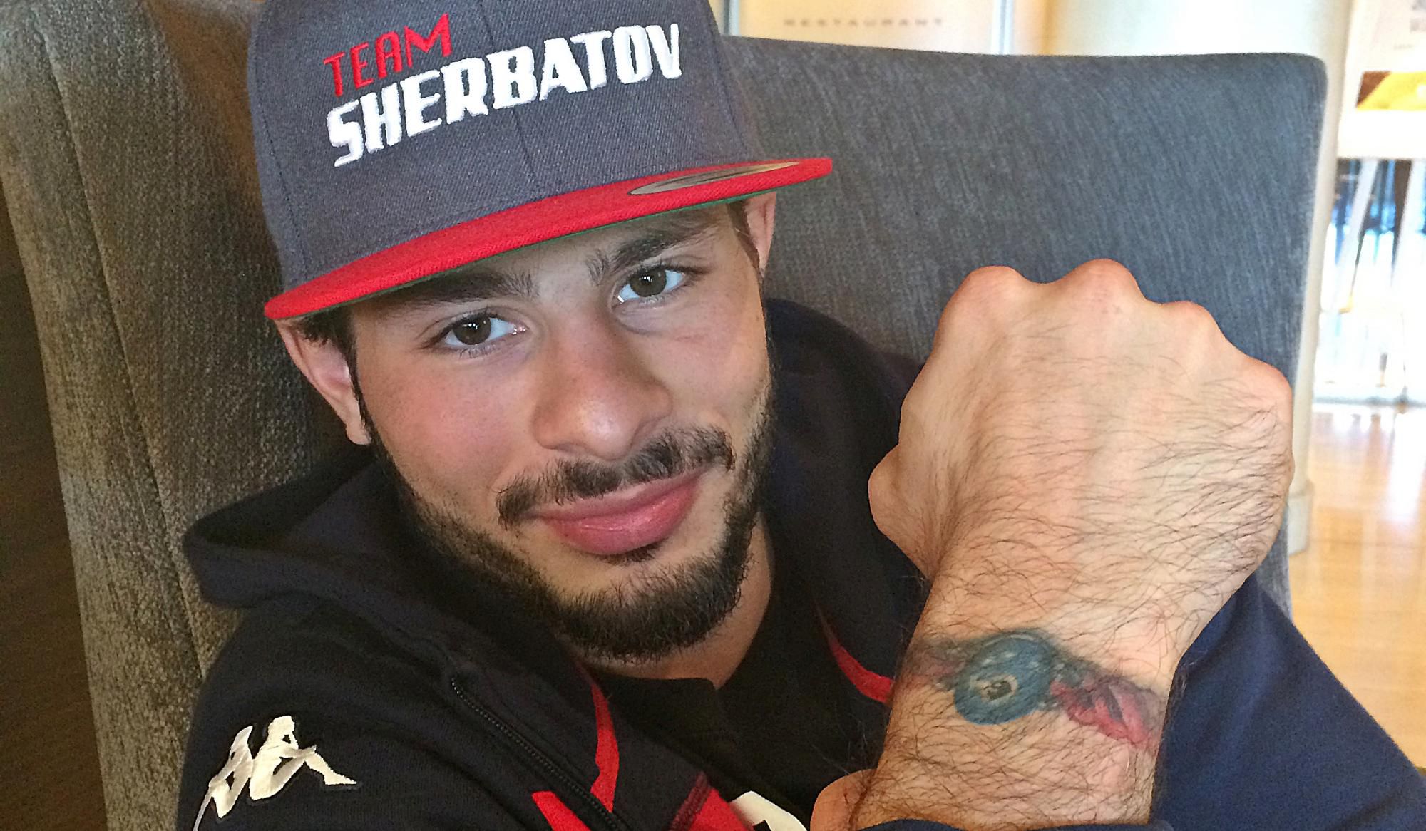 Eliezer Šerbatov si pred každým zápasom pobozká svoje tetovanie .