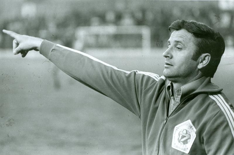 Trénerom tímu ČSFR na MS 1990 bol Jozef Vengloš, muž, ktorý bol pri úspechoch Slovana i pri zlate z ME 1976.