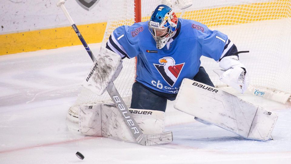 Brankár Marek Čiliak z HC Slovan Bratislava.