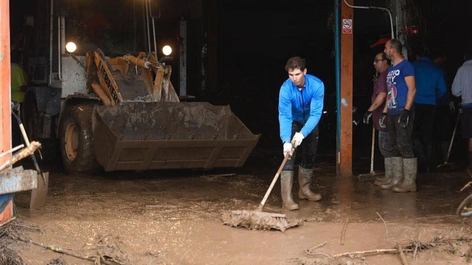 Rafael Nadal ako dobrovoľník pri záplavách na Mallorce.
