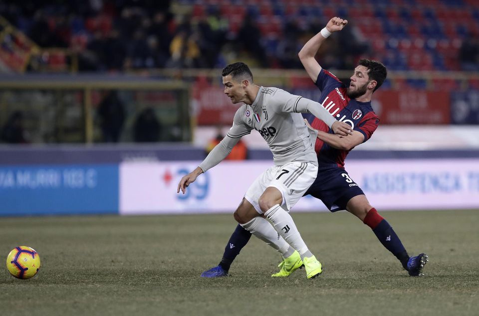 Cristiano Ronaldo (Juventus) proti hráčovi Bologne.