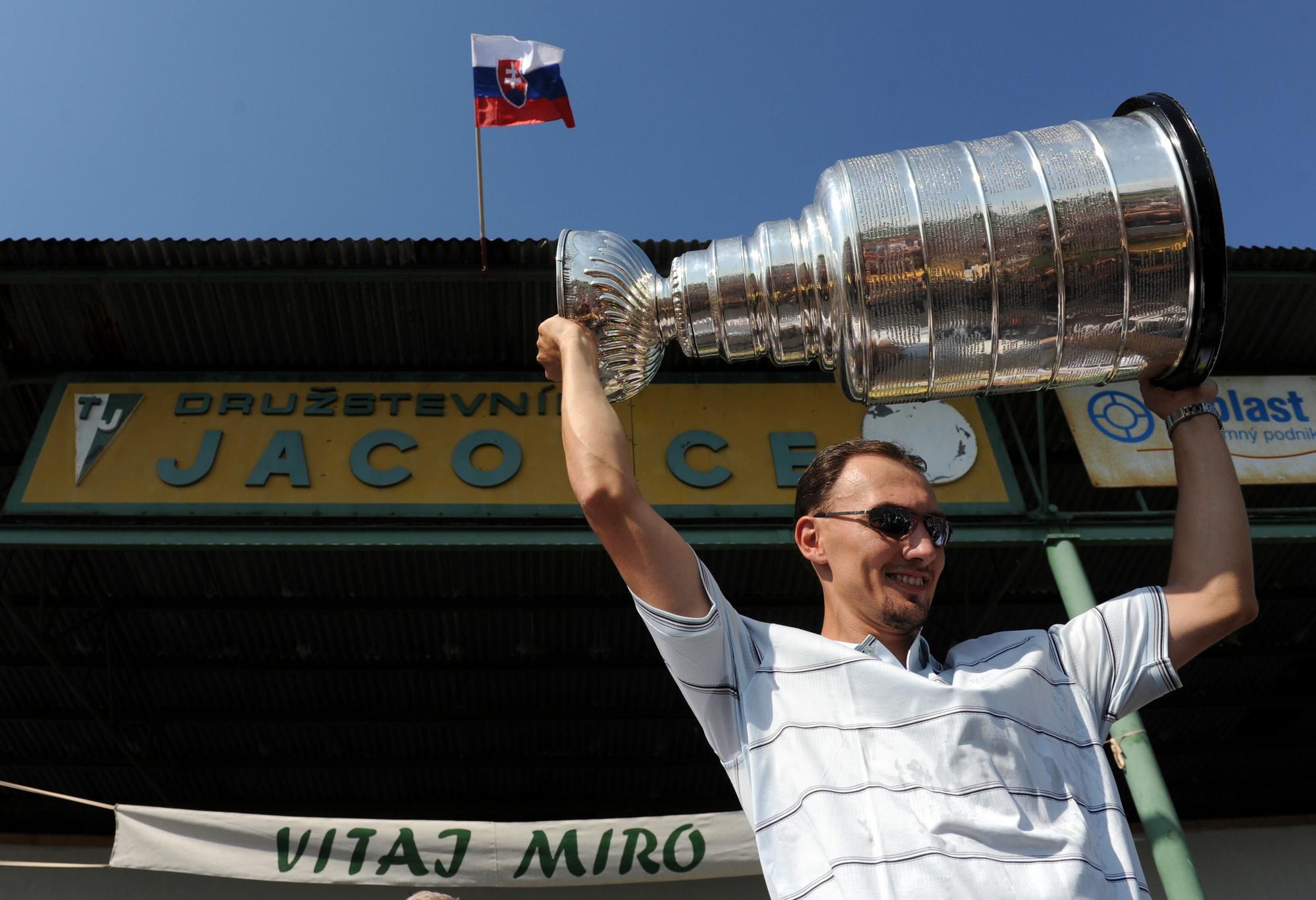 Slovenský hokejista Miroslav Šatan priviezol 28.augusta 2009  Stanleyho pohár do rodnej obce Jacovce pri Topoľčanoch.