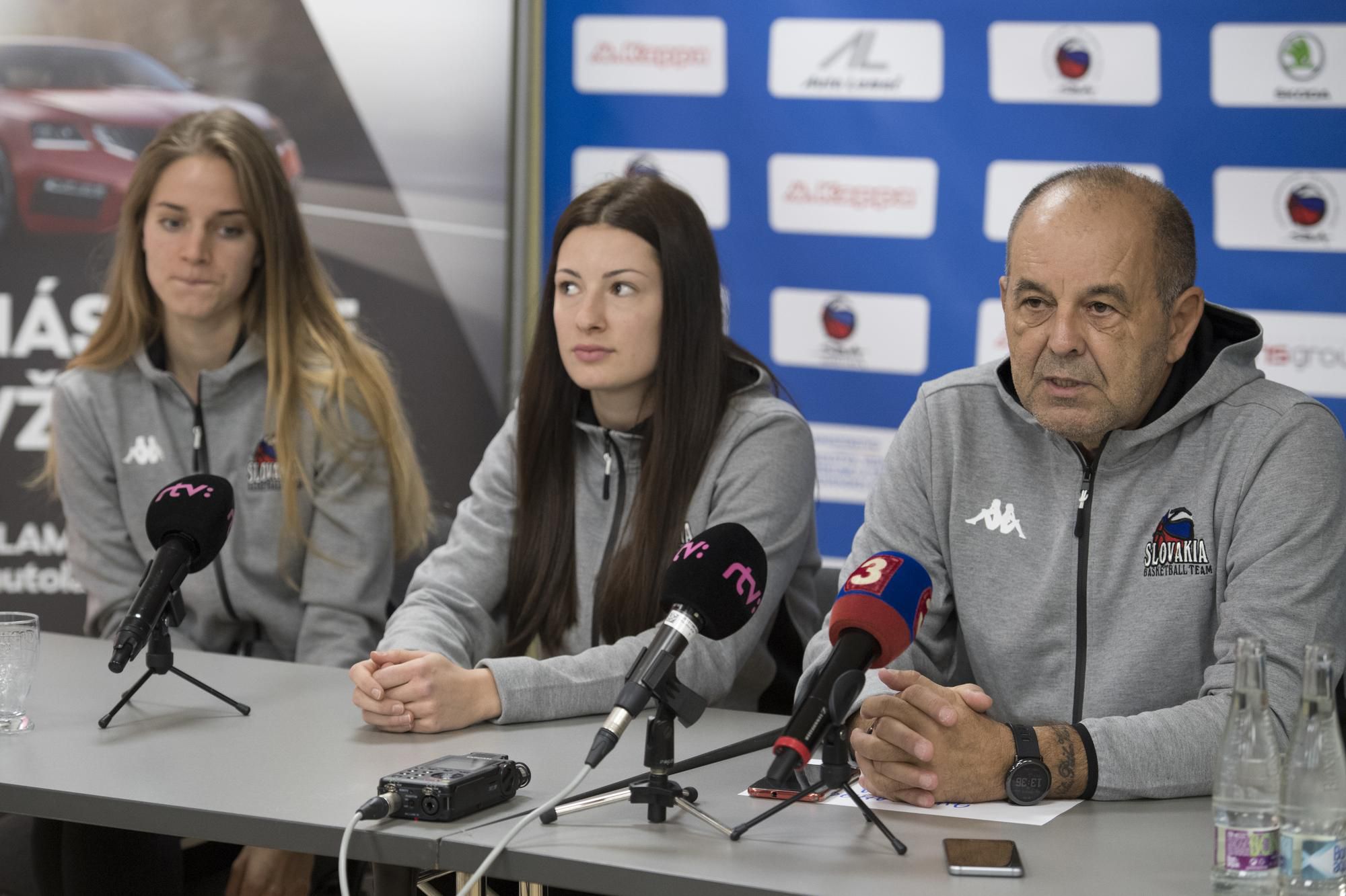 Tréner ženskej basketbalovej reprezentácie Slovenska Peter Kováčik a hráčky Angelika Slamová a Terézia Páleníková.